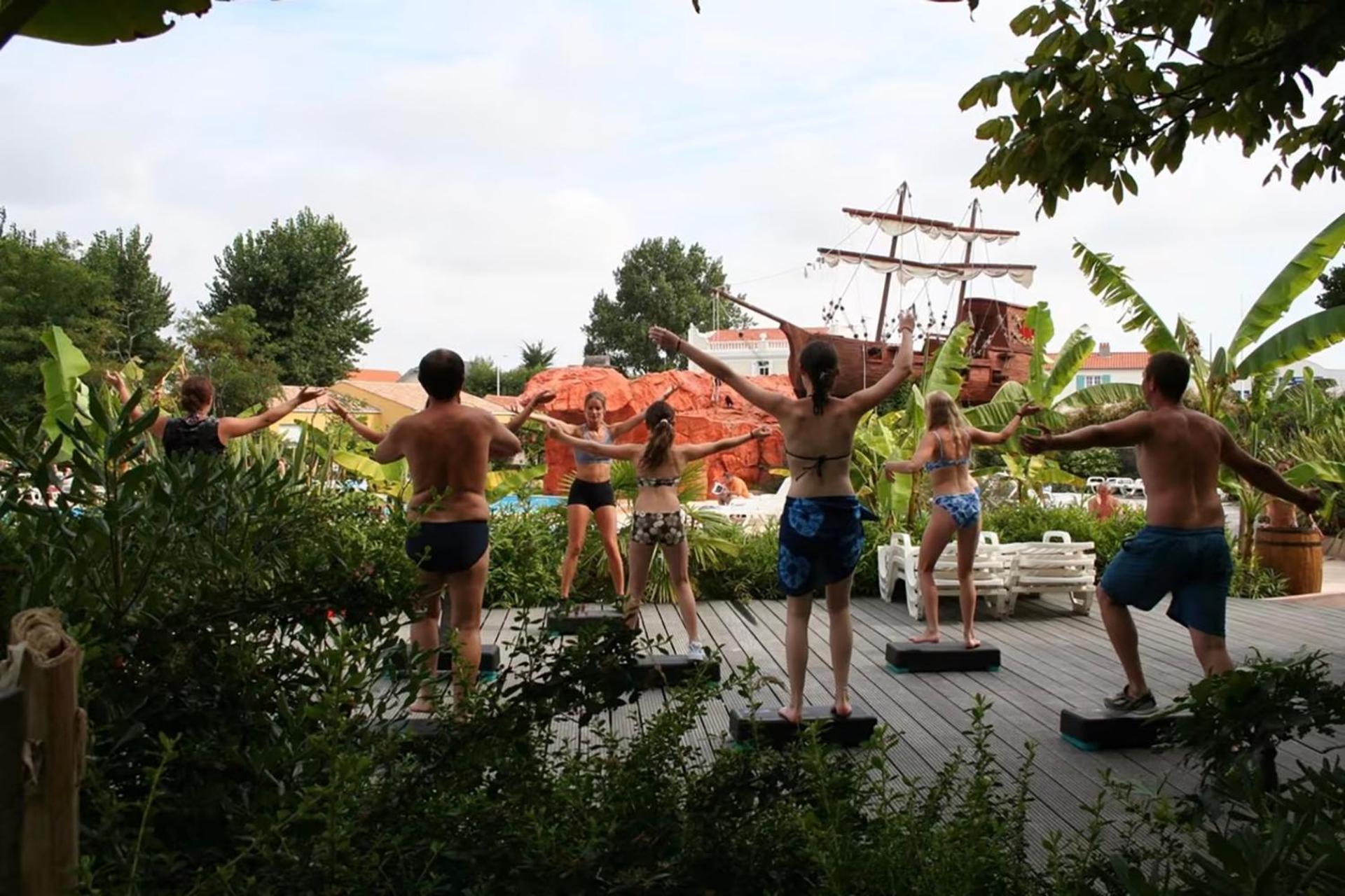 Kampaoh La Rochelle Hotel ชาแตเลยง-ปลาจ ภายนอก รูปภาพ